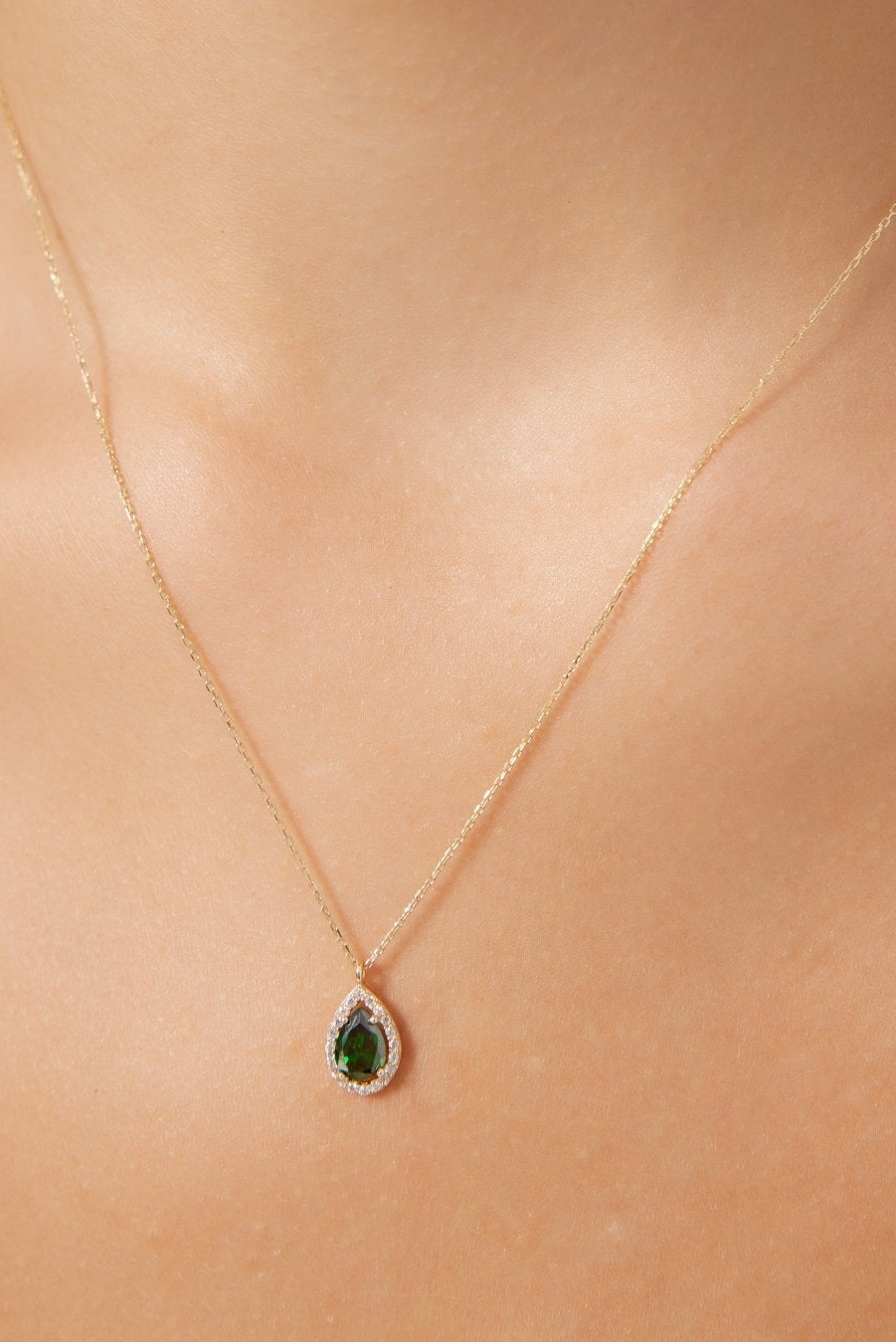 Collier émeraude en forme de poire en or jaune massif 14 carats