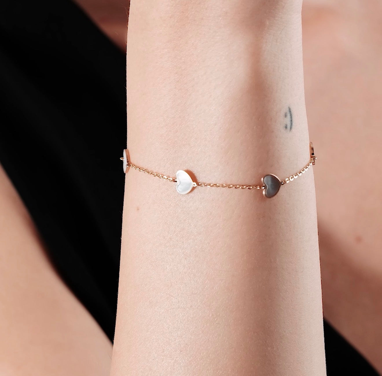 Pulsera con corazón de nácar y estación de oro amarillo de 14 quilates