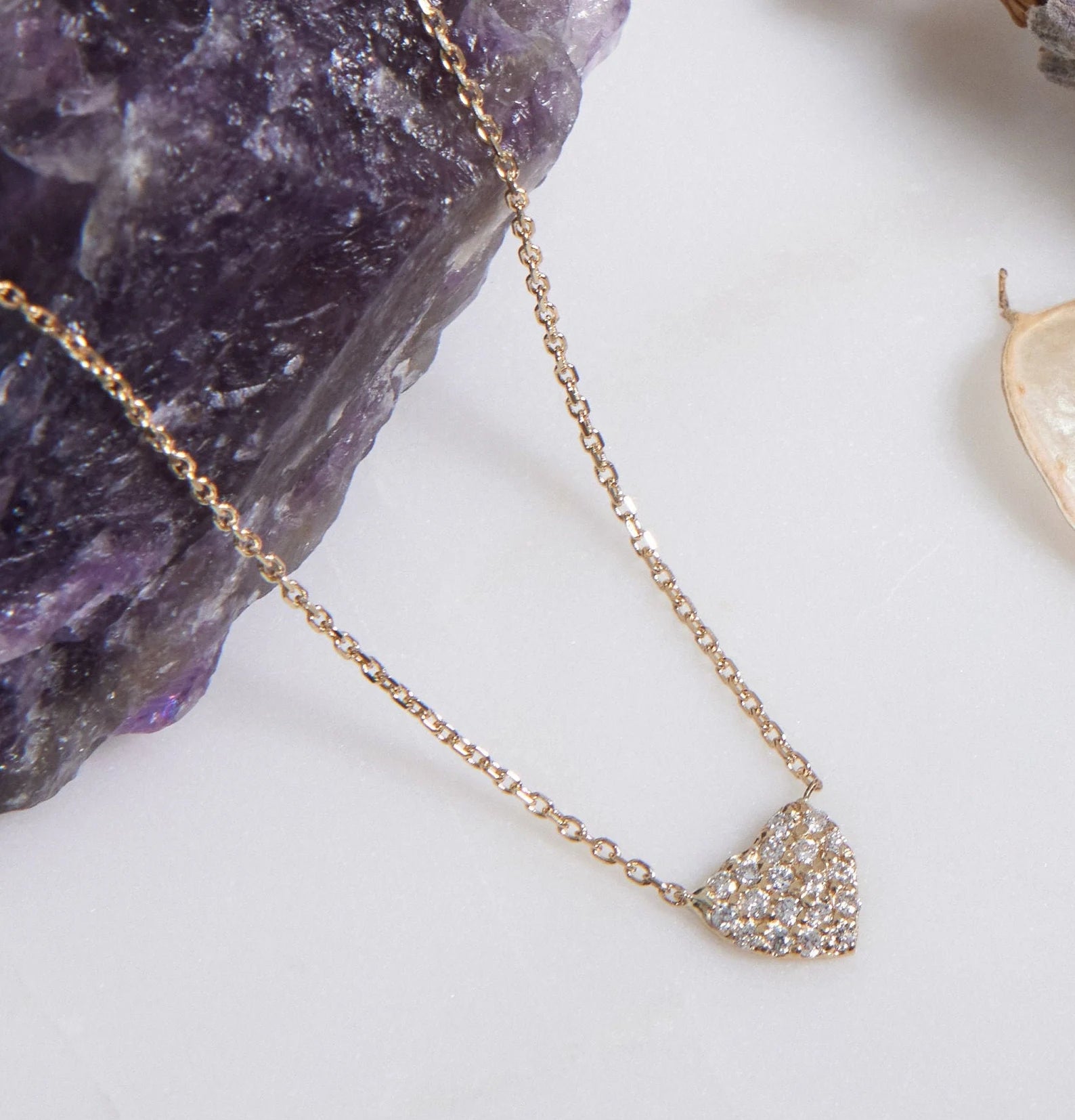 Collar de corazón de diamantes minimalista de oro amarillo macizo de 14 quilates