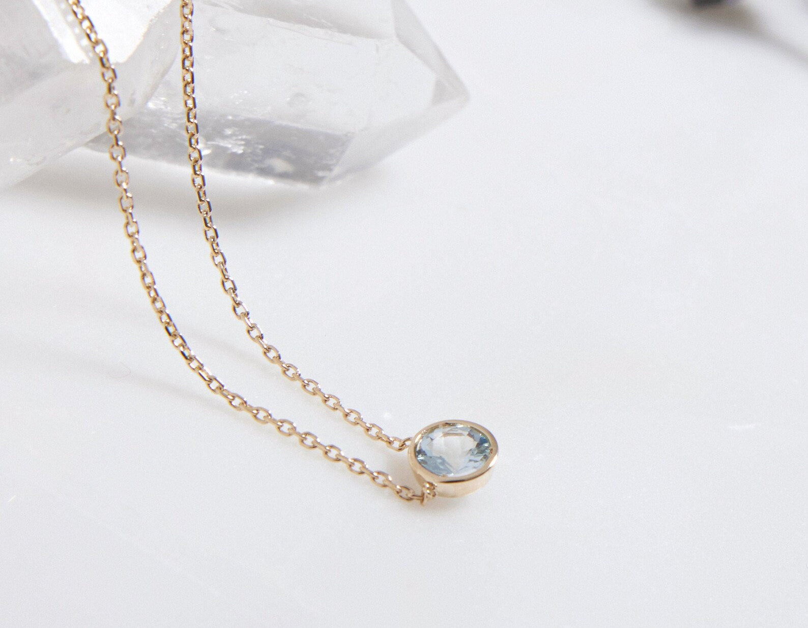 Collar de aguamarina con solitario y engaste de bisel de 4 mm en oro amarillo de 14 quilates