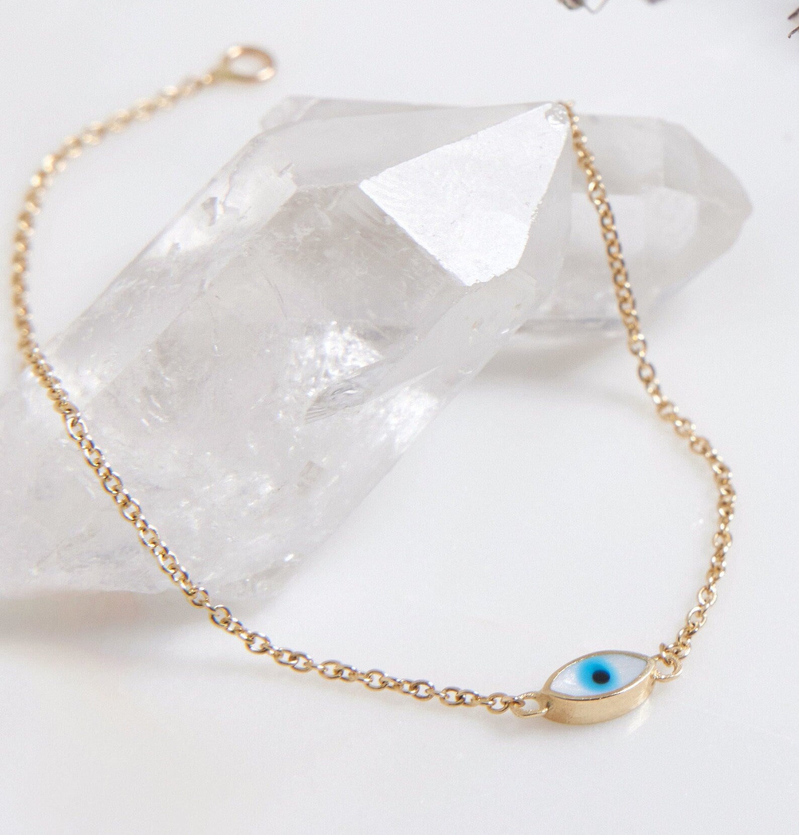 Bracelet minimaliste en forme d'œil en or jaune 14 carats contre le mauvais œil