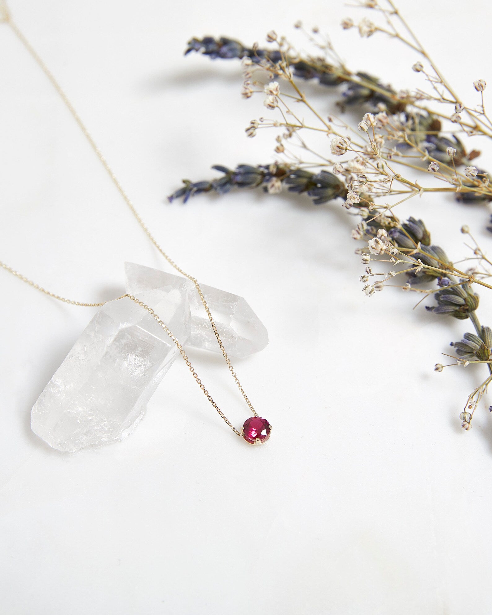 Collier rubis solitaire serti griffes en or jaune 14 carats 5 mm