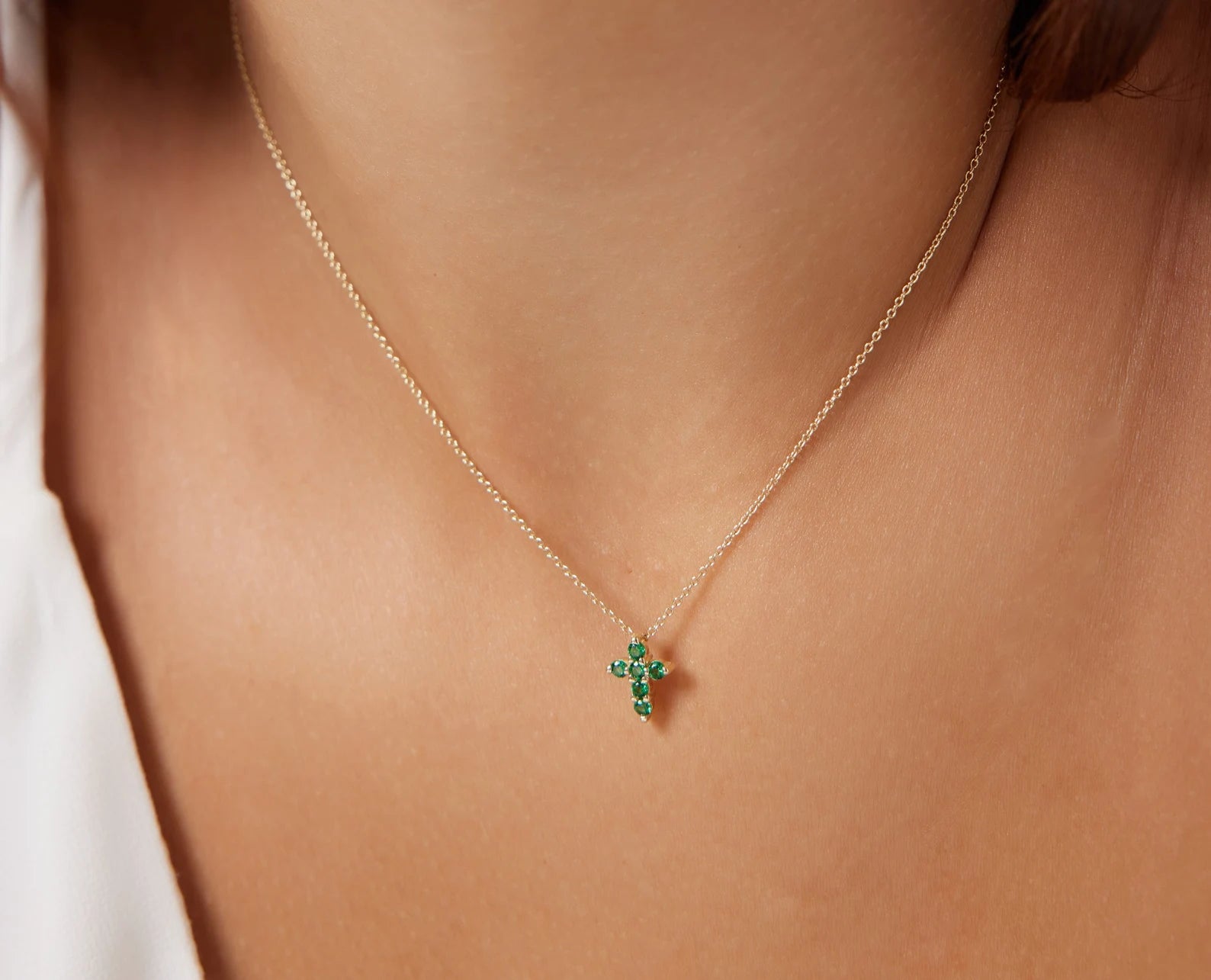 Collier croix émeraude en or jaune massif 14 carats