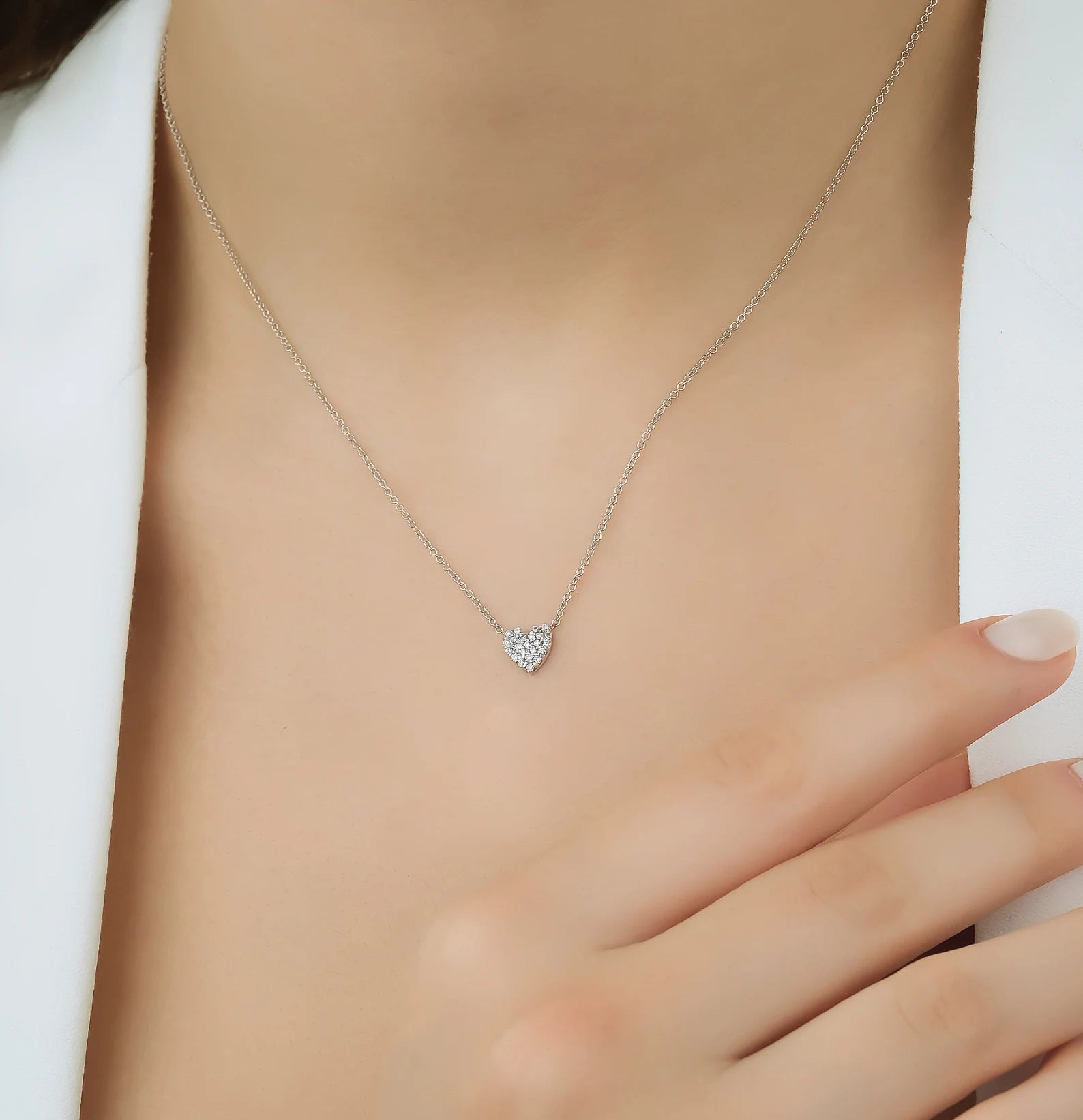 Collier minimaliste en forme de cœur en diamant en or blanc massif 14 carats