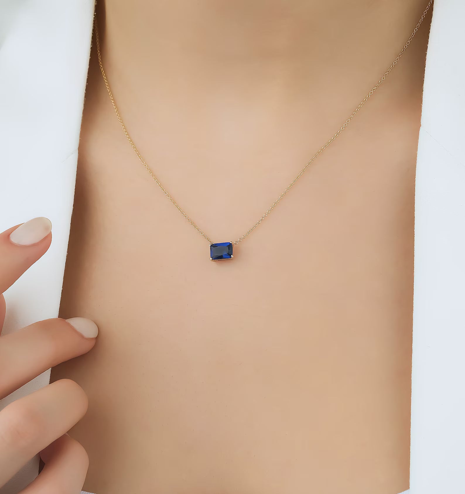 Collar de zafiro, collar de solitario de zafiro de talla esmeralda de oro blanco de 14 quilates