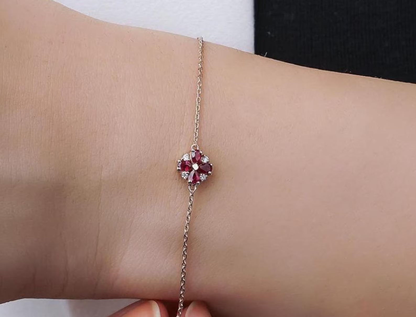 Pulsera de oro de 14 quilates con diamantes y rubíes en forma de pera