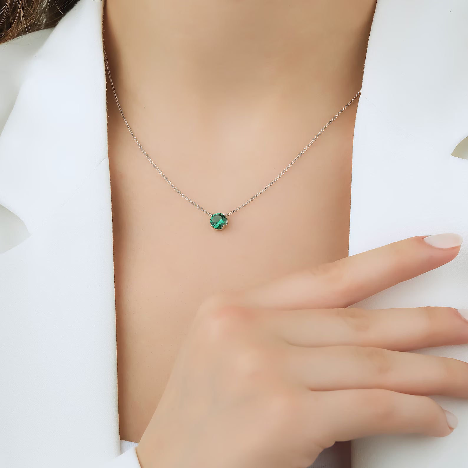 Collier émeraude, collier solitaire émeraude serti à griffes en or jaune 14 carats de 6 mm