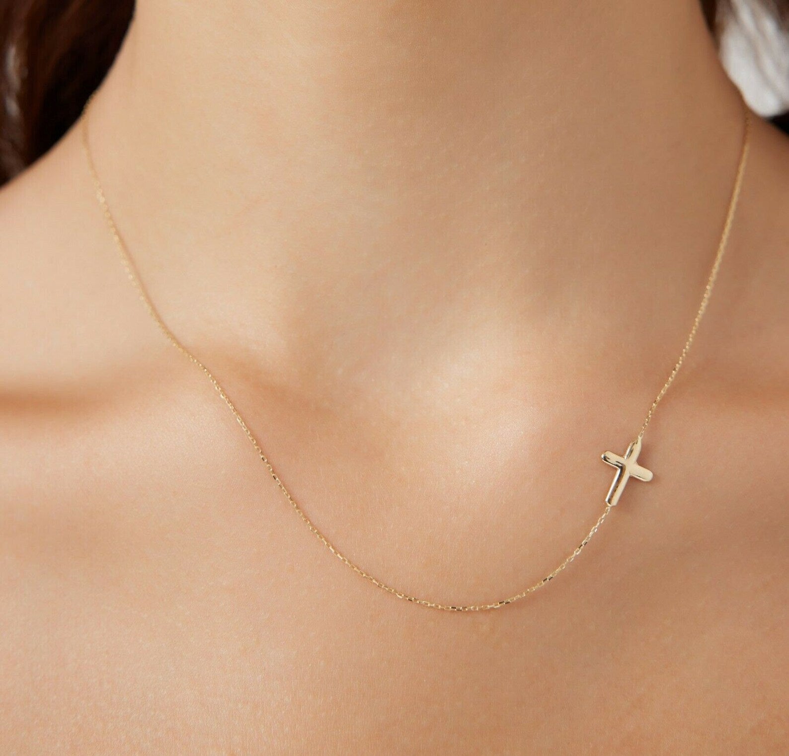 Collier croix latérale en or jaune massif 14 carats