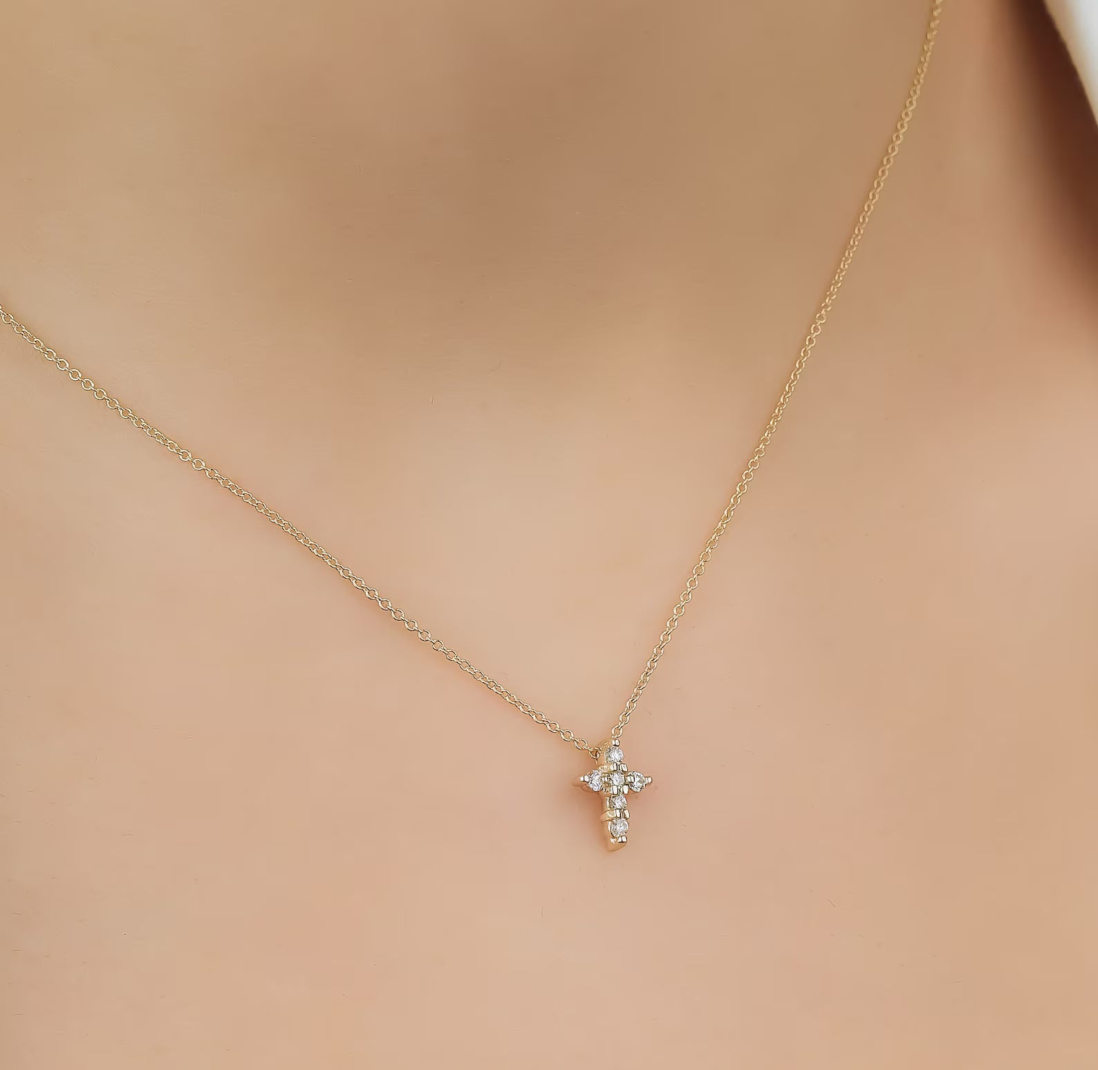 Collar con cruz de diamantes minimalista en oro amarillo macizo de 14 quilates