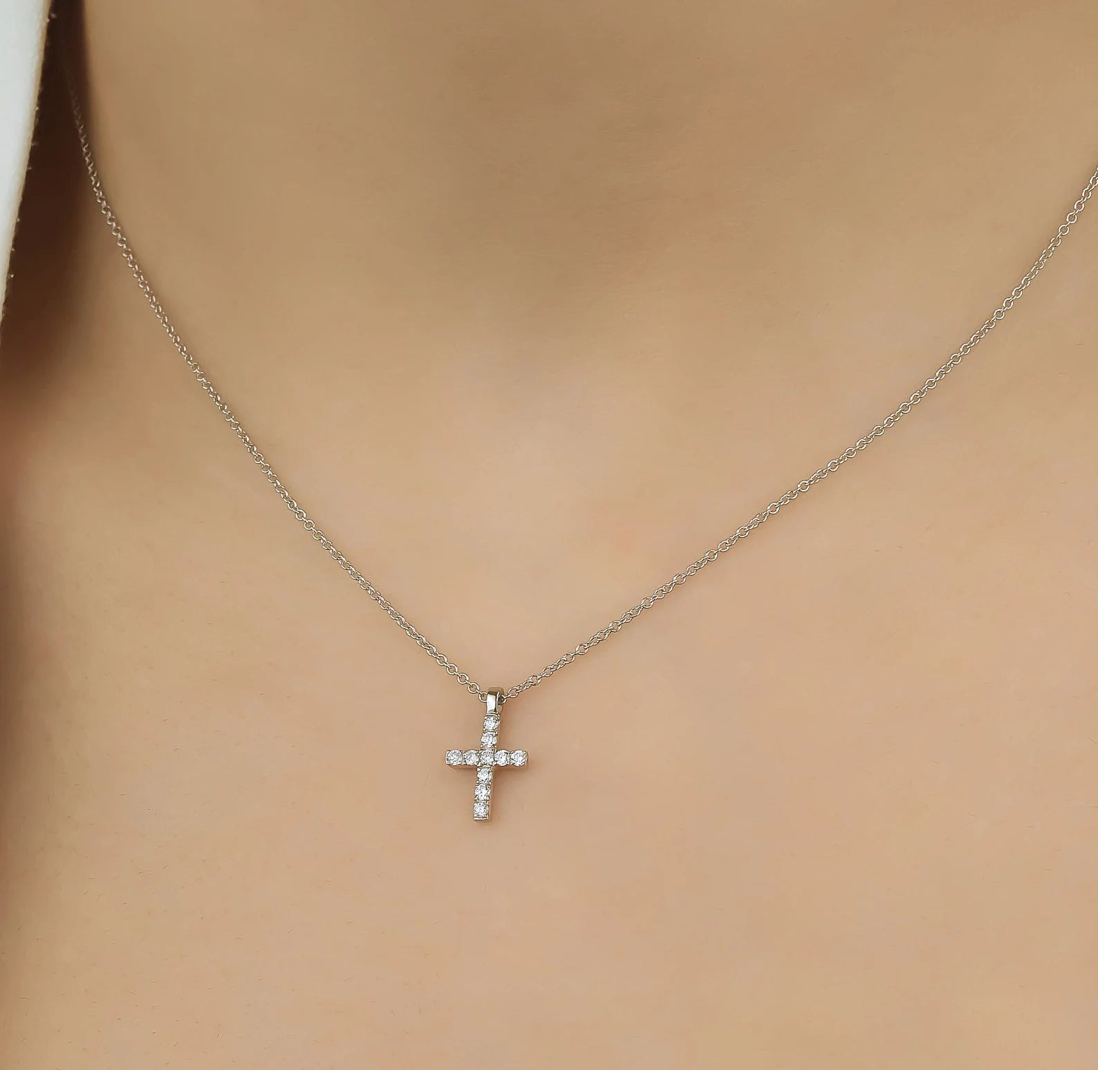 Collier minimaliste avec croix en diamant en or blanc massif 14 carats