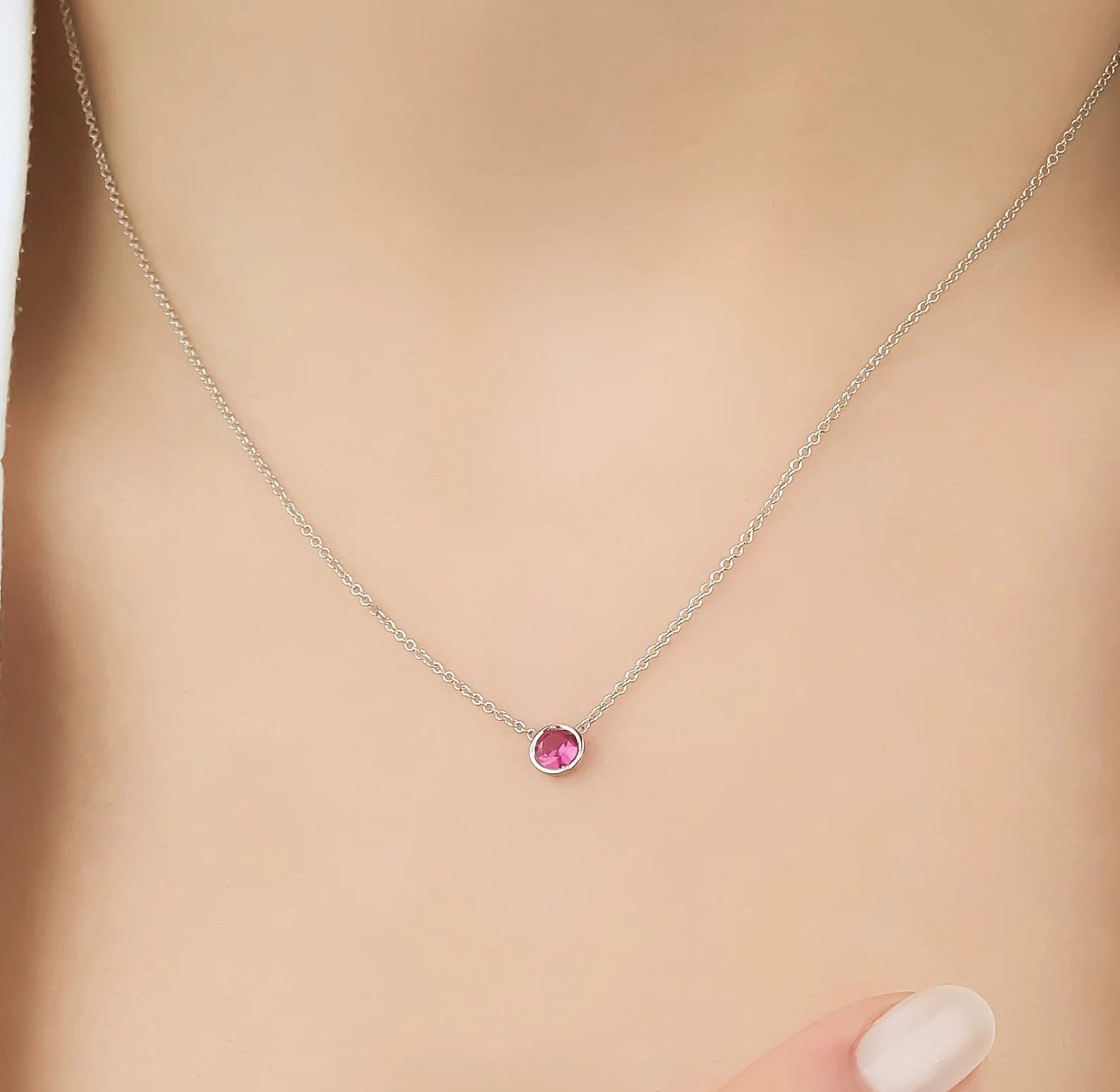 Collar de rubí solitario con engaste de bisel de 4 mm en oro blanco de 14 quilates