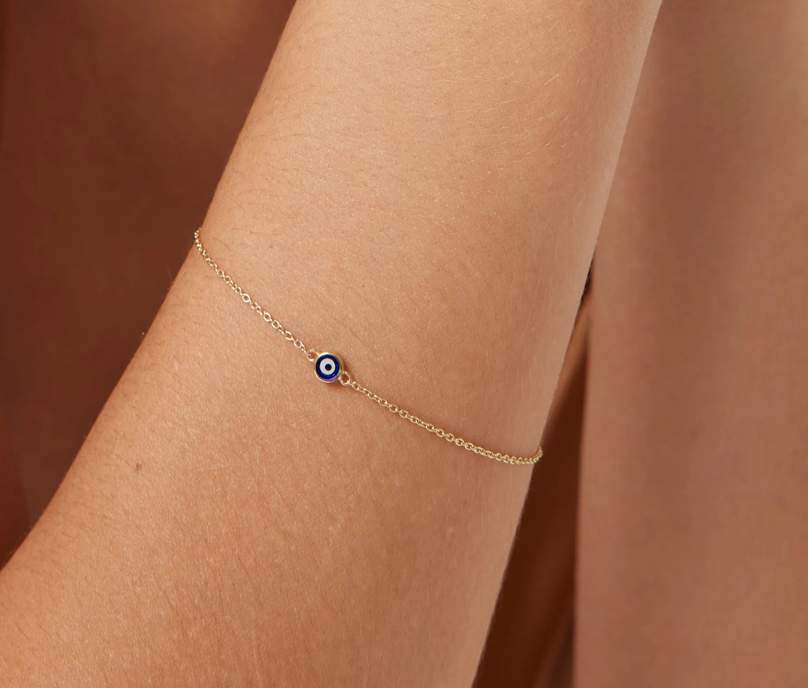 Bracelet minimaliste mauvais œil en or jaune massif 14 carats