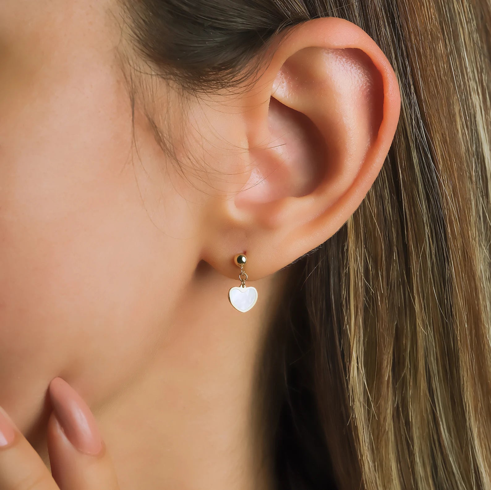 Boucles d'oreilles pendantes en forme de cœur en nacre et or jaune 14 carats