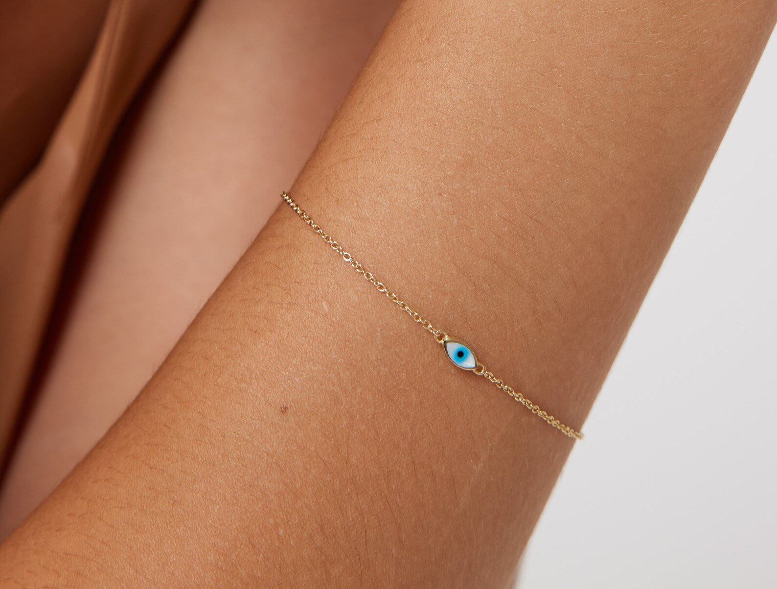 Bracelet minimaliste en forme d'œil en or jaune 14 carats contre le mauvais œil