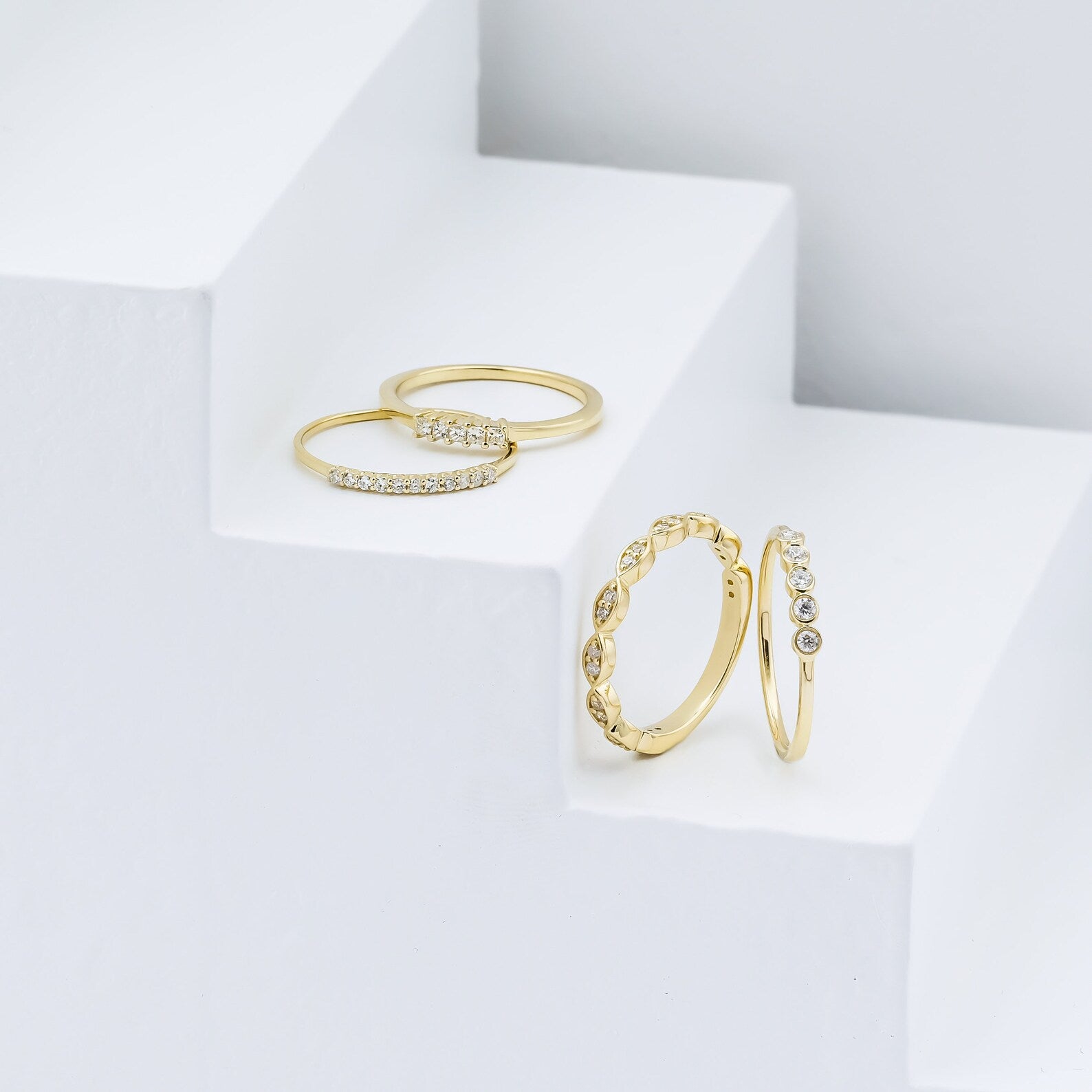 Anillos de boda con diamantes en engaste de bisel en oro amarillo de 14 quilates