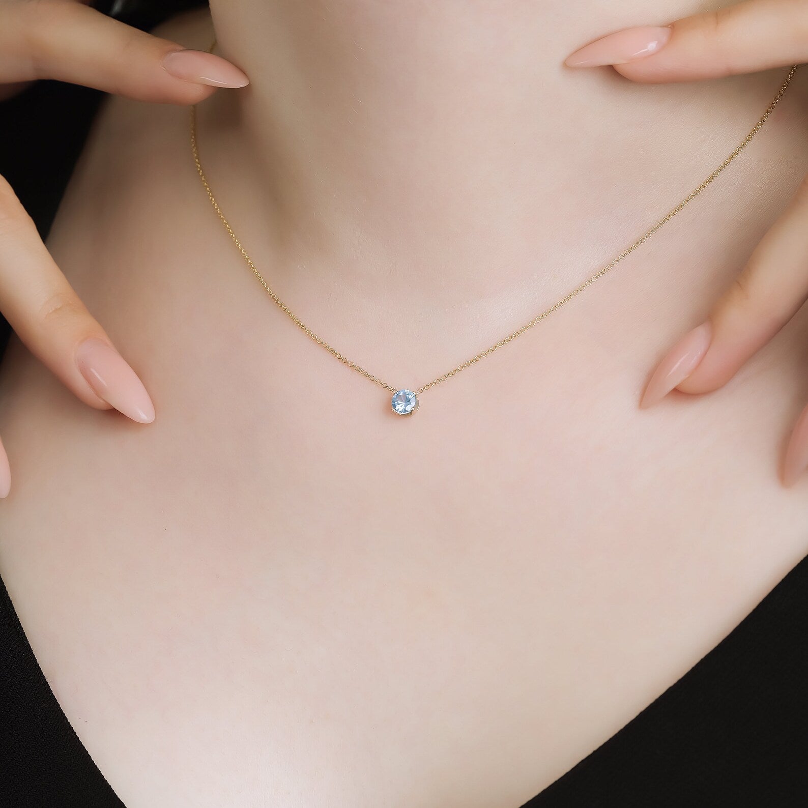 Collar de aguamarina con solitario y engaste de puntas de 5 mm en oro blanco de 14 quilates