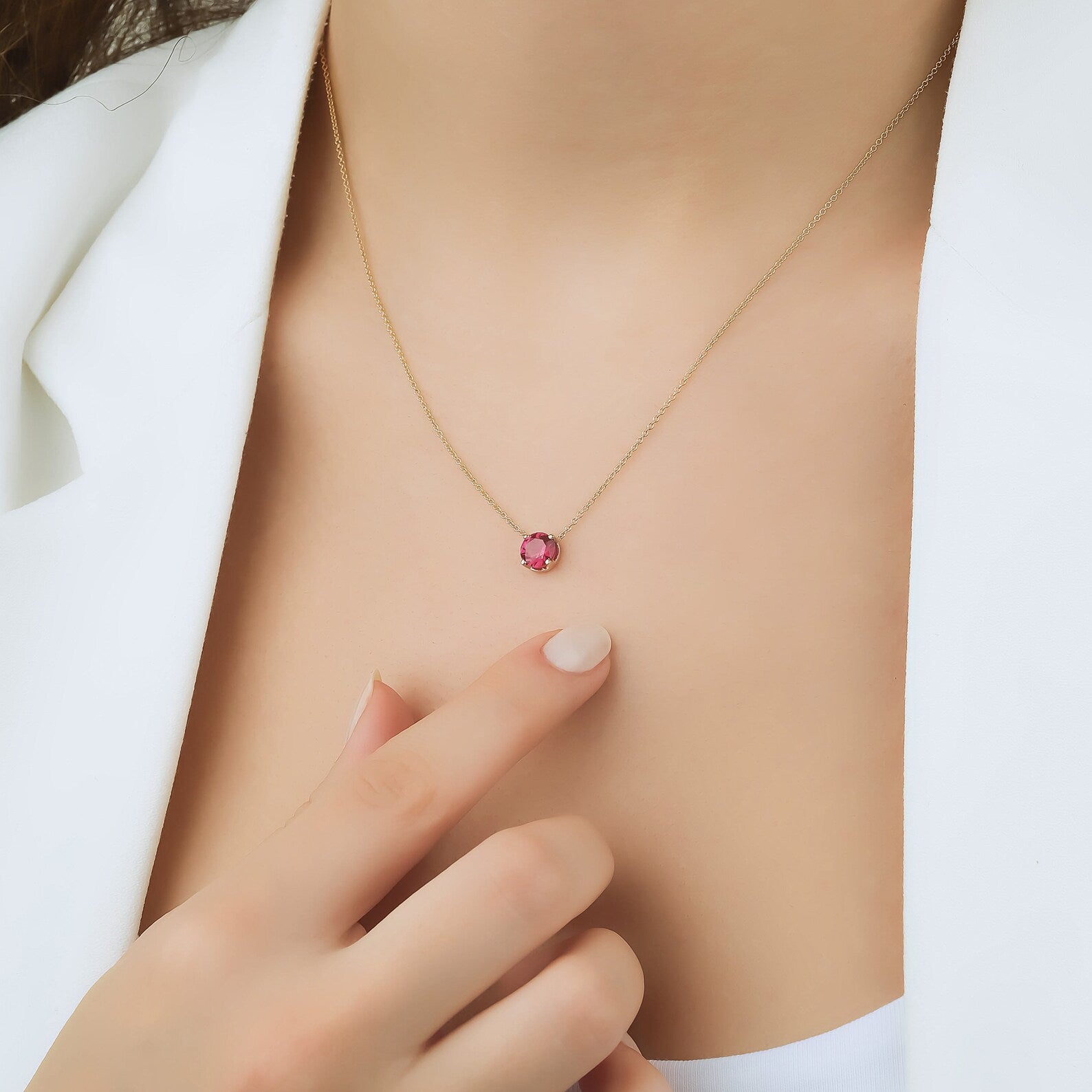 Collier rubis solitaire serti griffes en or jaune 14 carats 5 mm