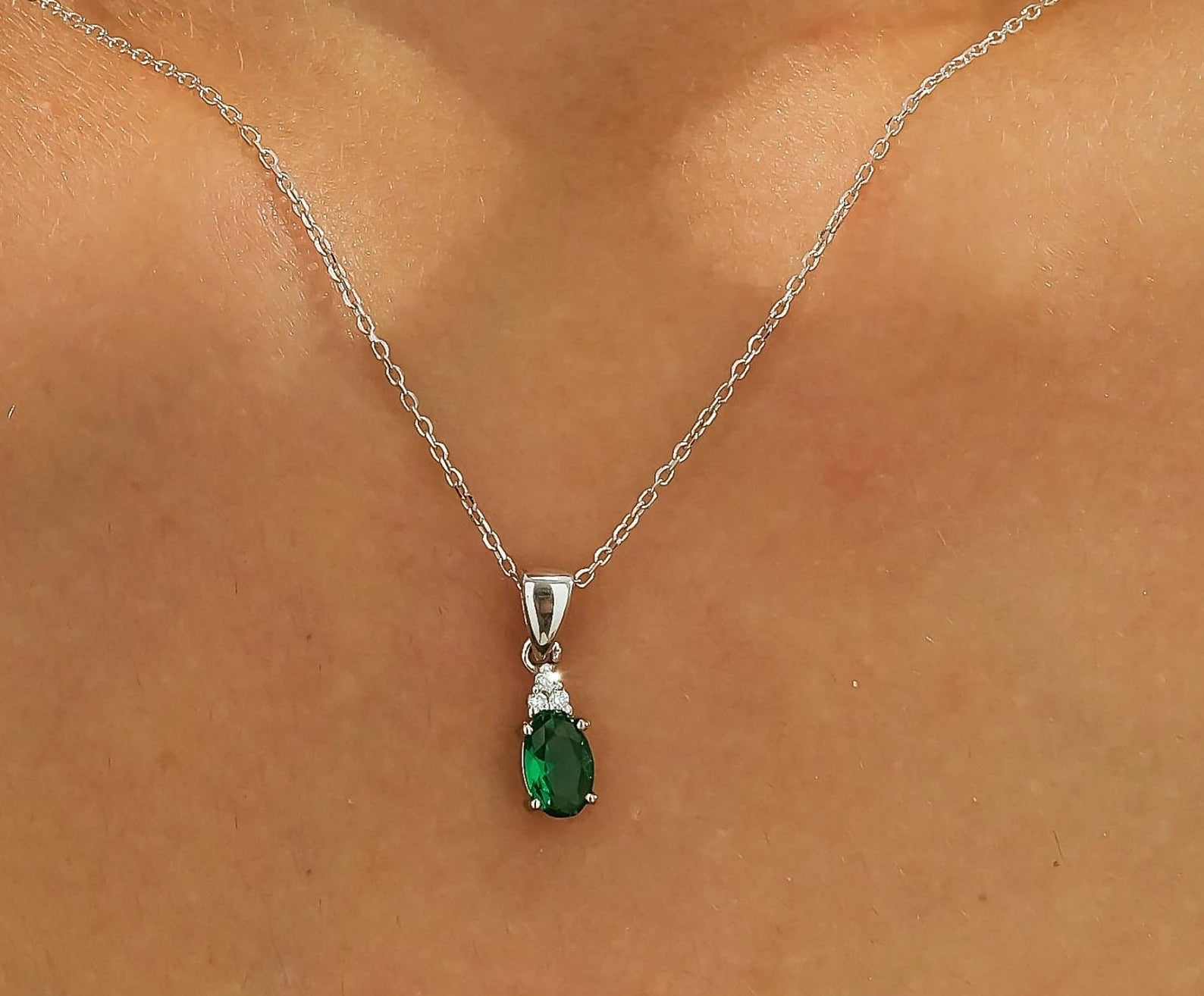 Collar con solitario de diamantes y esmeraldas ovaladas en oro blanco de 14 quilates