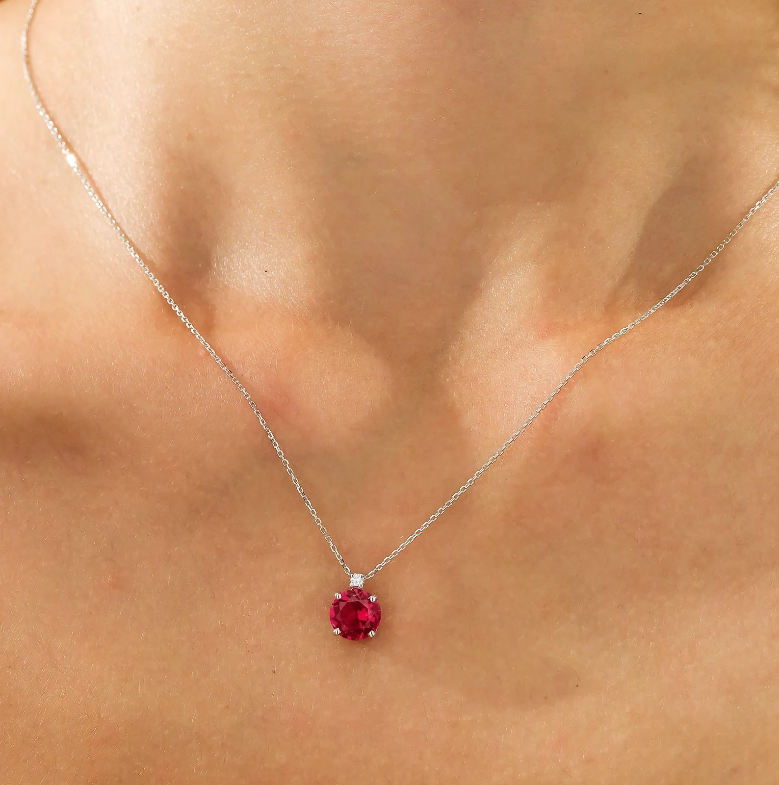 Collier solitaire diamant et rubis en or jaune massif 14 carats