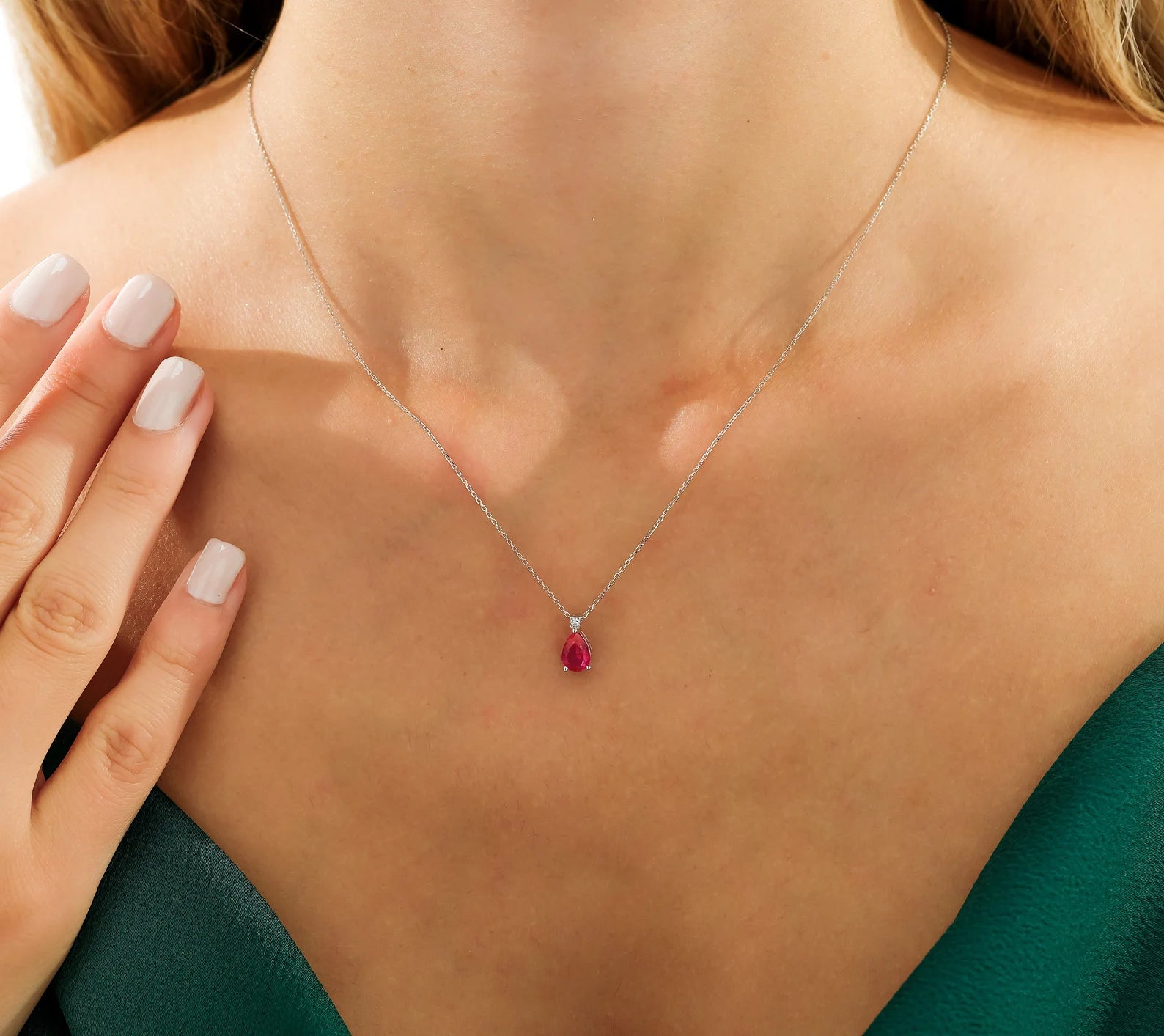 Collier solitaire rubis et diamants en forme de poire en or blanc 14 carats