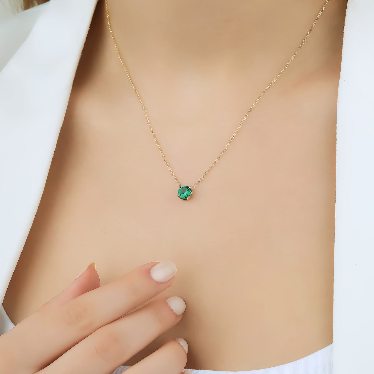 Collier émeraude, collier solitaire émeraude serti à griffes en or jaune 14 carats de 6 mm