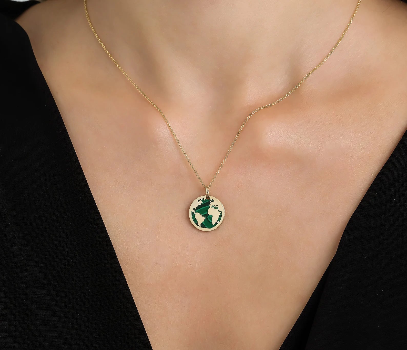 Collar con brújula de malaquita en oro amarillo de 14 quilates
