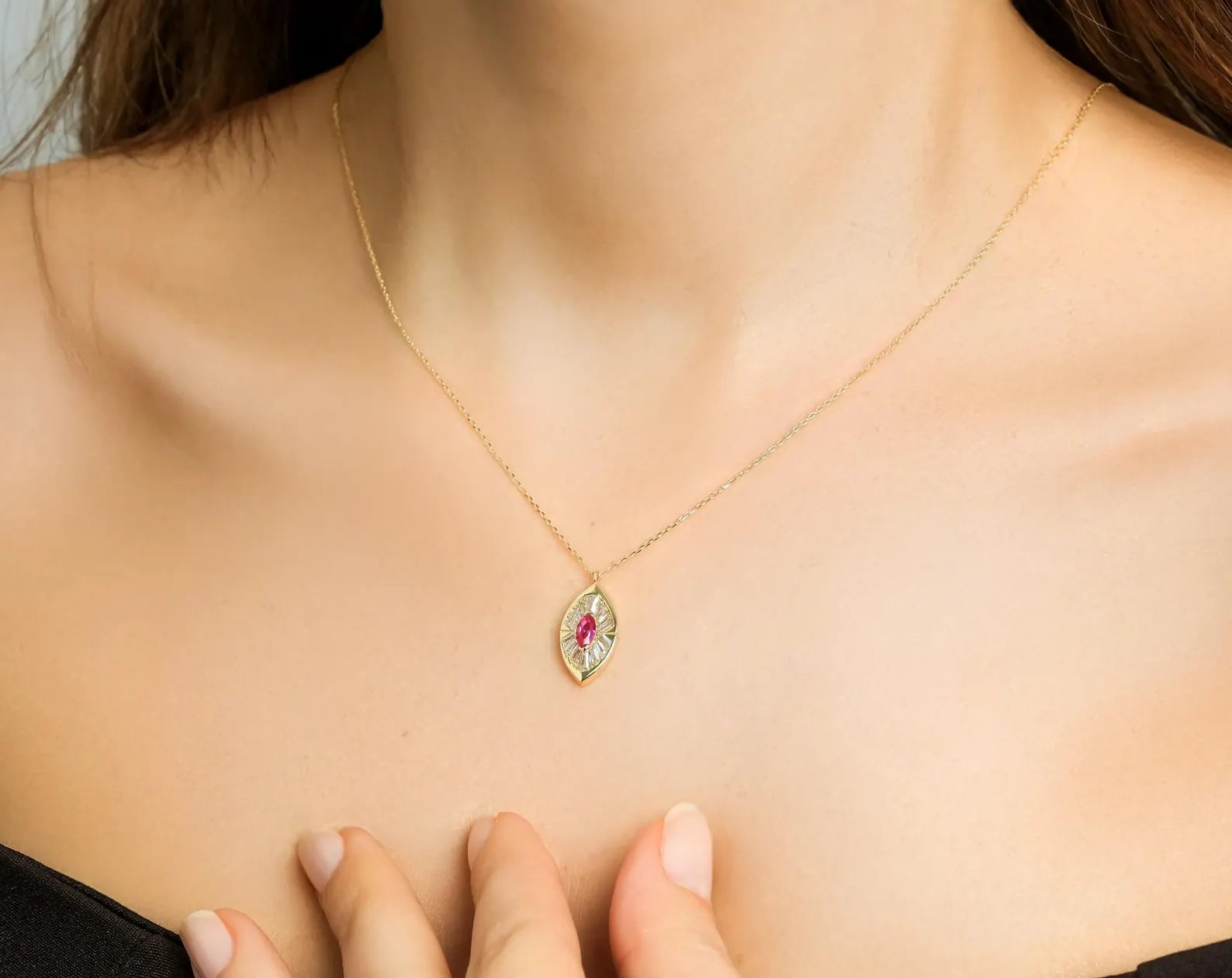 Collier en or jaune massif 14 carats avec rubis marquise