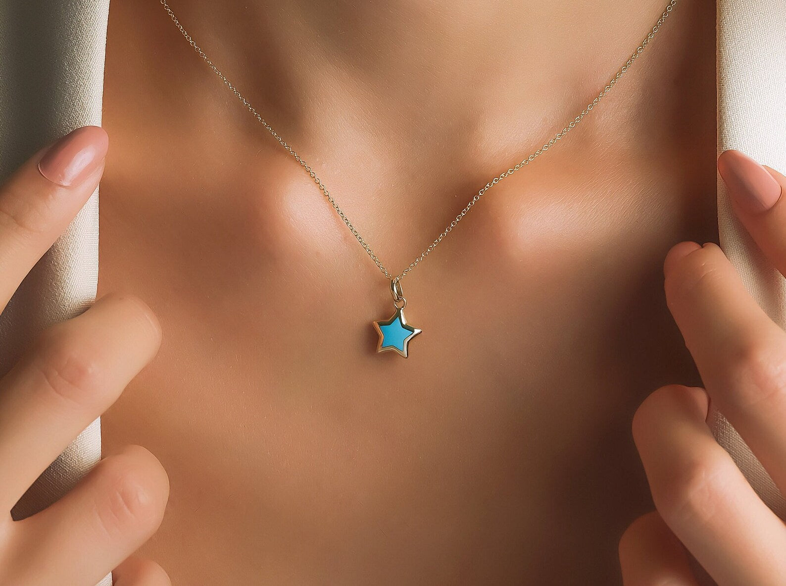 Collar minimalista con estrella inflada de turquesa en oro amarillo de 14 quilates