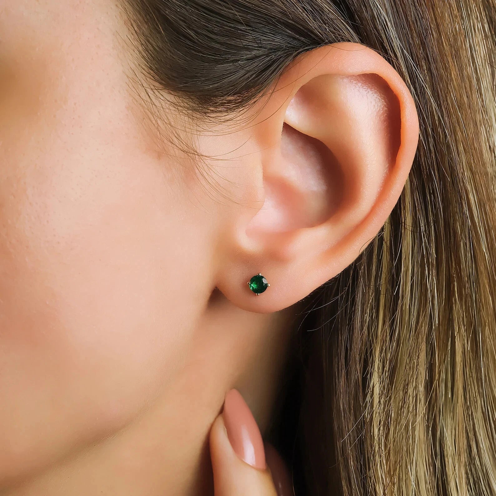 14K Yellow Gold 4mm Round Emerald Stud Earrings