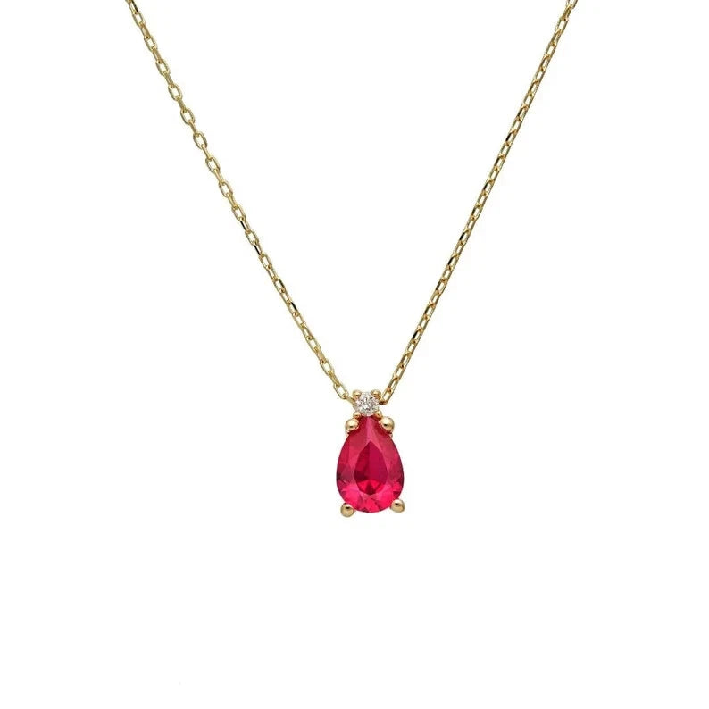 Collar con solitario de diamantes y rubíes en forma de pera de oro blanco de 14 quilates