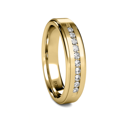 Elegant men's wedding ring in yellow gold featuring round brilliant cut diamonds, perfect for special occasions.
