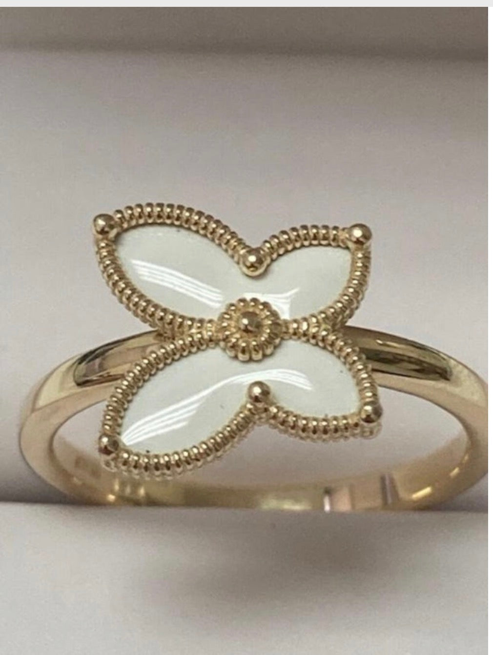 Bague papillon en émail blanc en or jaune massif 14 carats