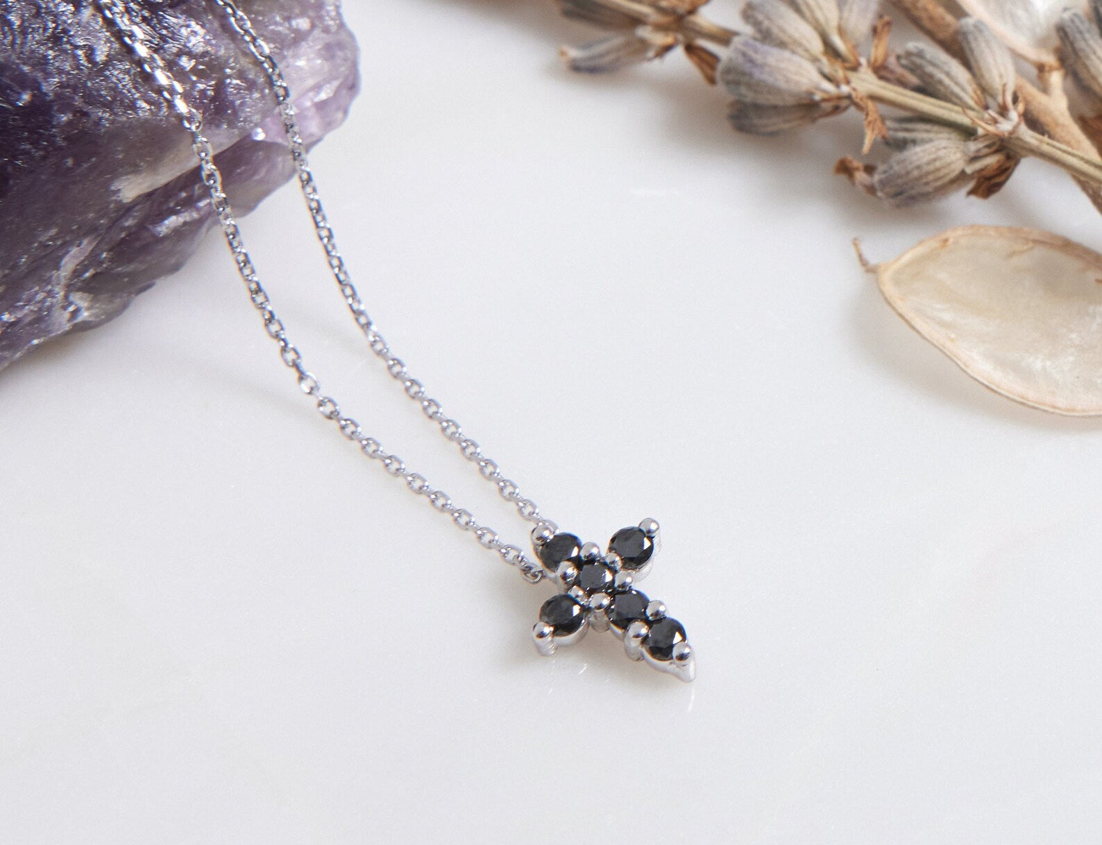 Collier croix en or blanc massif 14 carats et diamants noirs