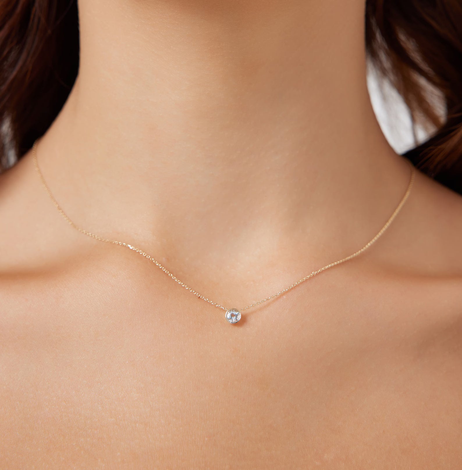 Collar de aguamarina con solitario y engaste de bisel de 4 mm en oro amarillo de 14 quilates