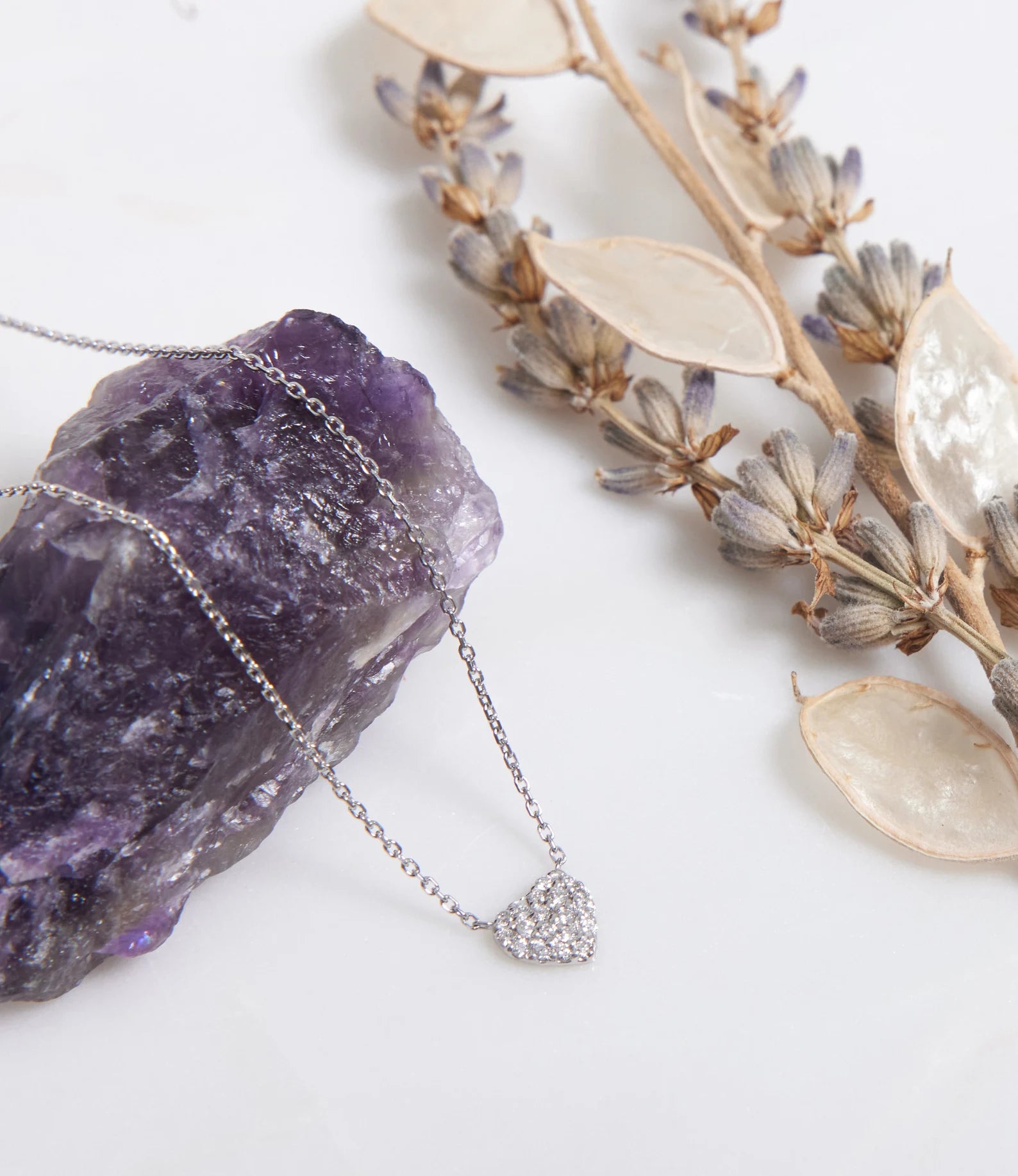 Collar de corazón de diamantes minimalista de oro amarillo macizo de 14 quilates