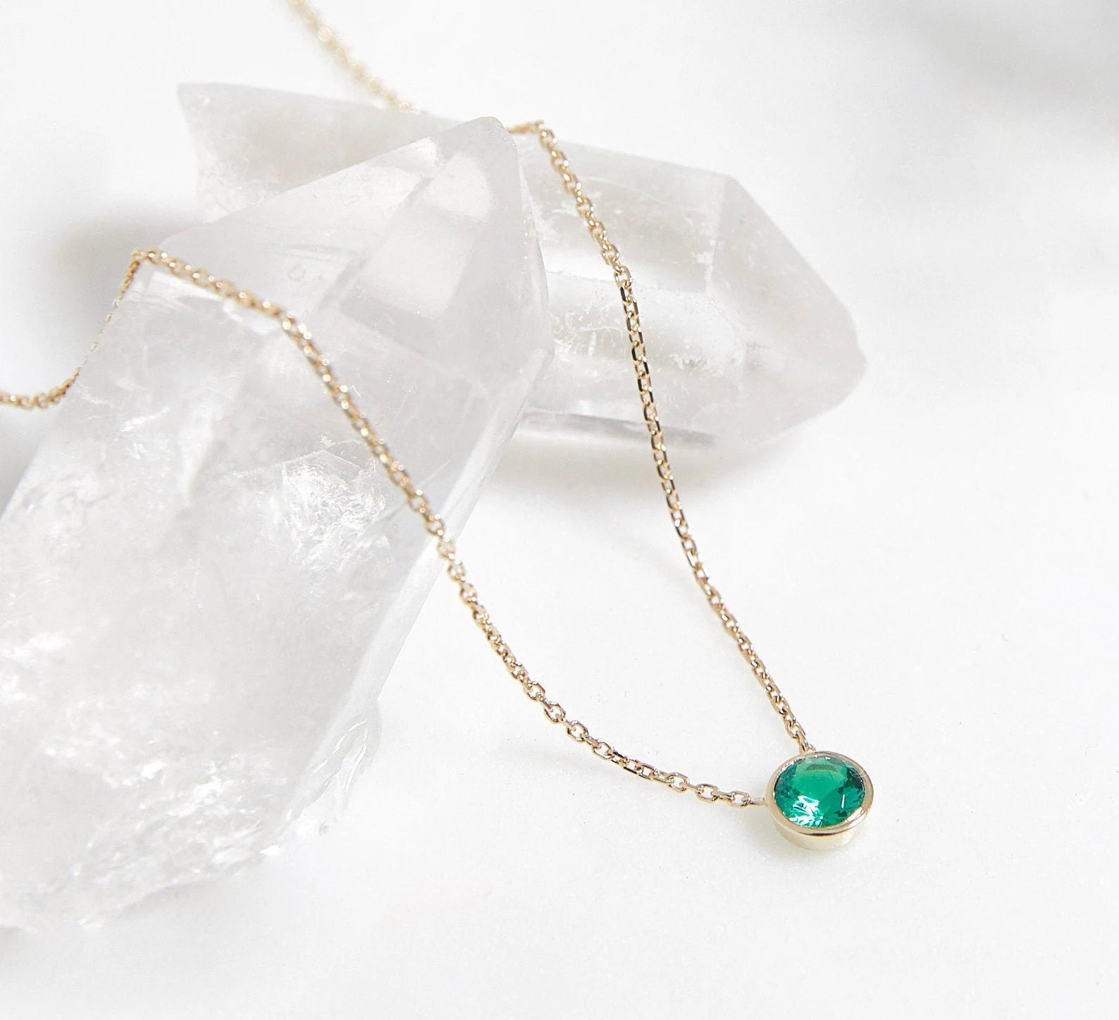 Collier solitaire émeraude en or blanc massif 14 carats avec lunette de 4 mm