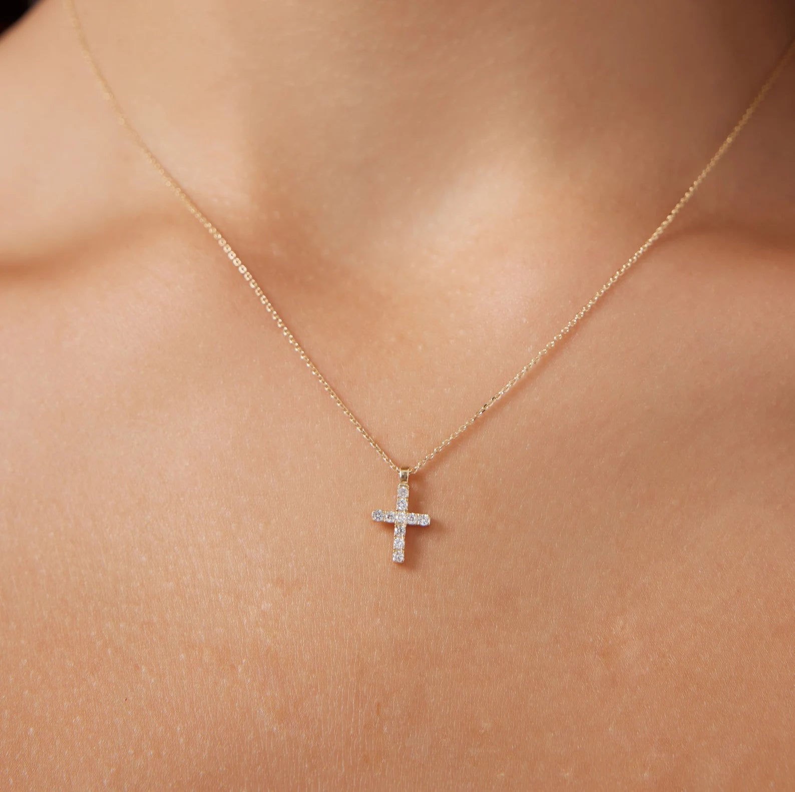 Collier minimaliste en forme de croix en diamant en or jaune massif 14 carats