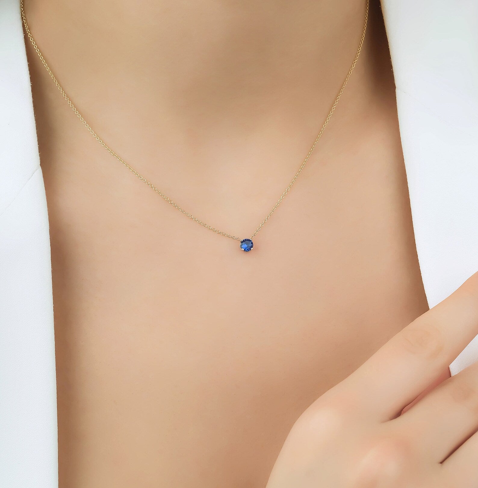 Collar de zafiro solitario con engaste de punta de 5 mm en oro blanco de 14 quilates