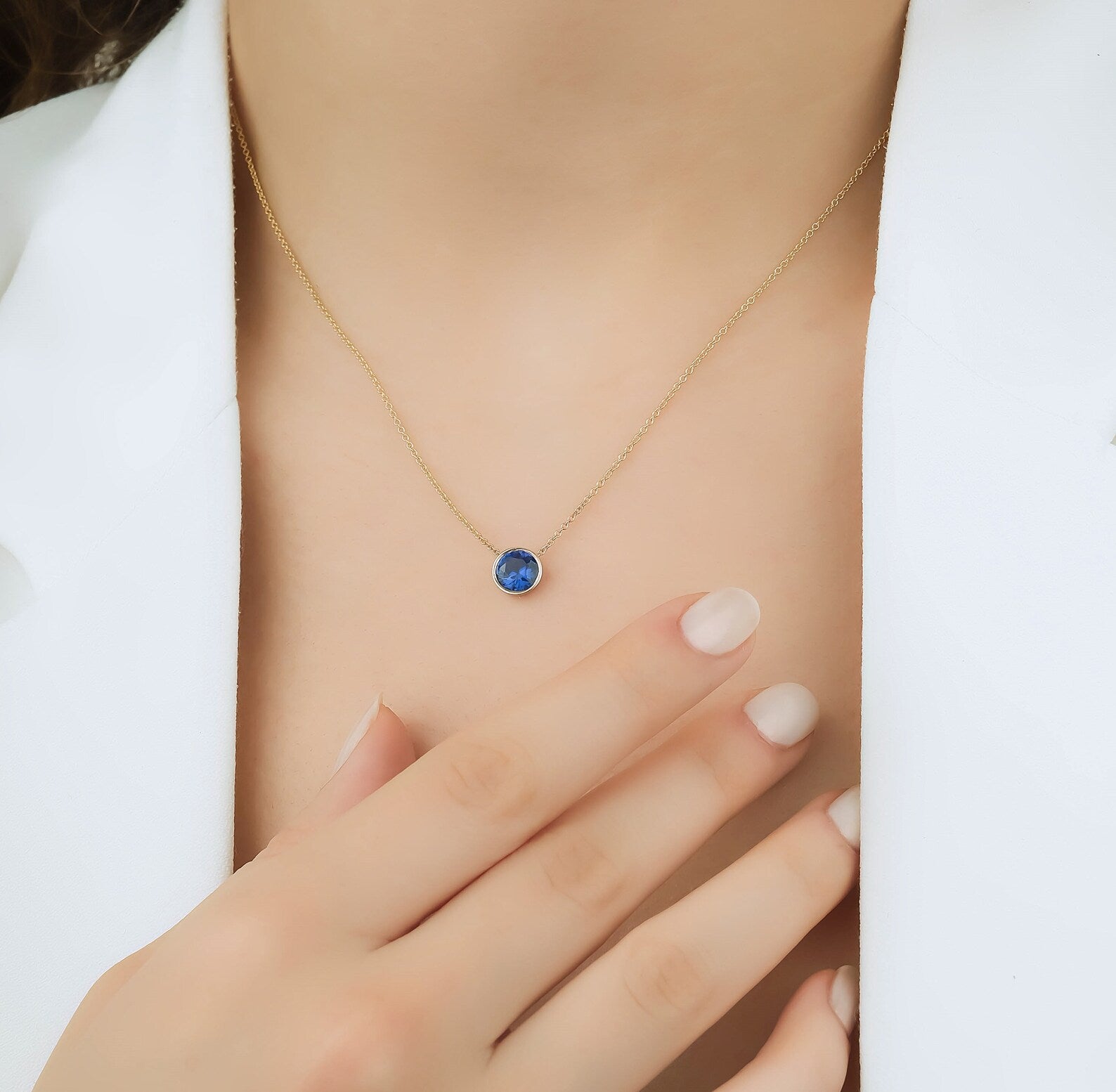 Collier saphir solitaire serti d'une lunette en or jaune 14 carats de 6 mm