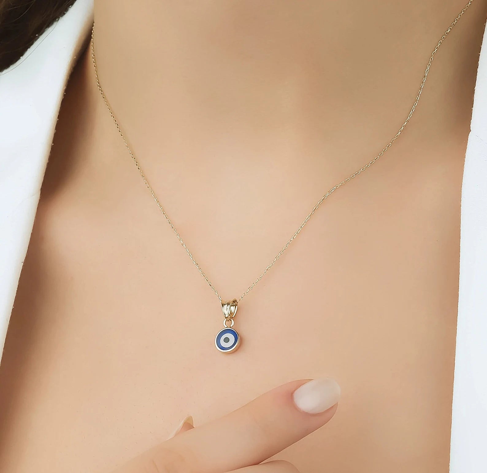 Collier rond minimaliste en or jaune 14 carats contre le mauvais œil