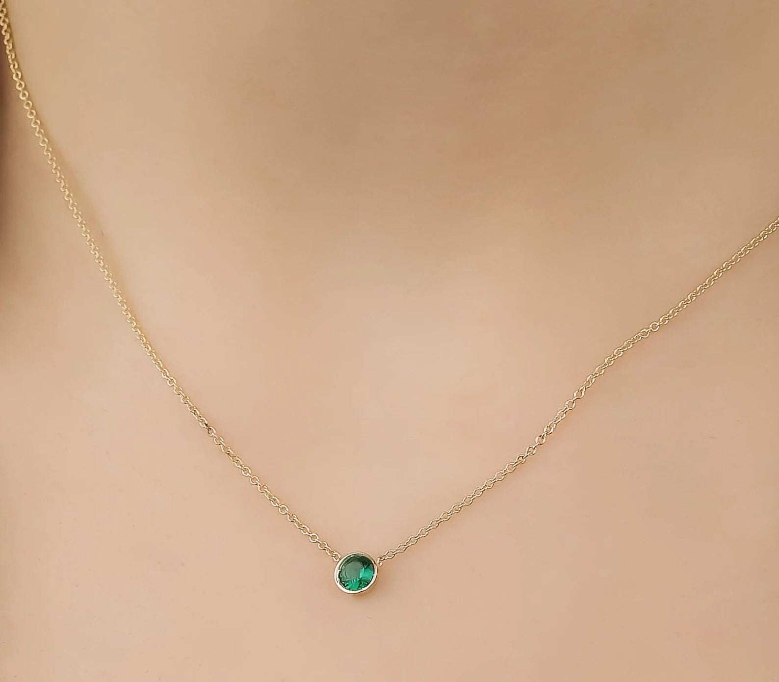 Collar con solitario esmeralda en engaste de bisel de 4 mm de oro amarillo macizo de 14 quilates