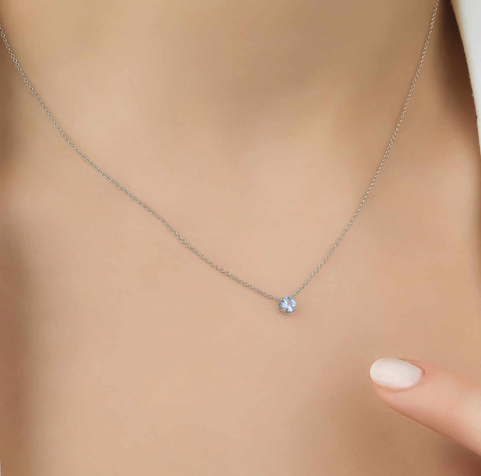 Collar de aguamarina con solitario y engaste de puntas de 5 mm en oro blanco de 14 quilates