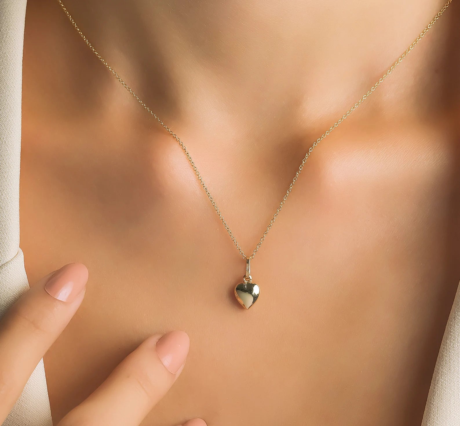 Collier délicat et brillant en forme de cœur bouffant en or jaune 14 carats