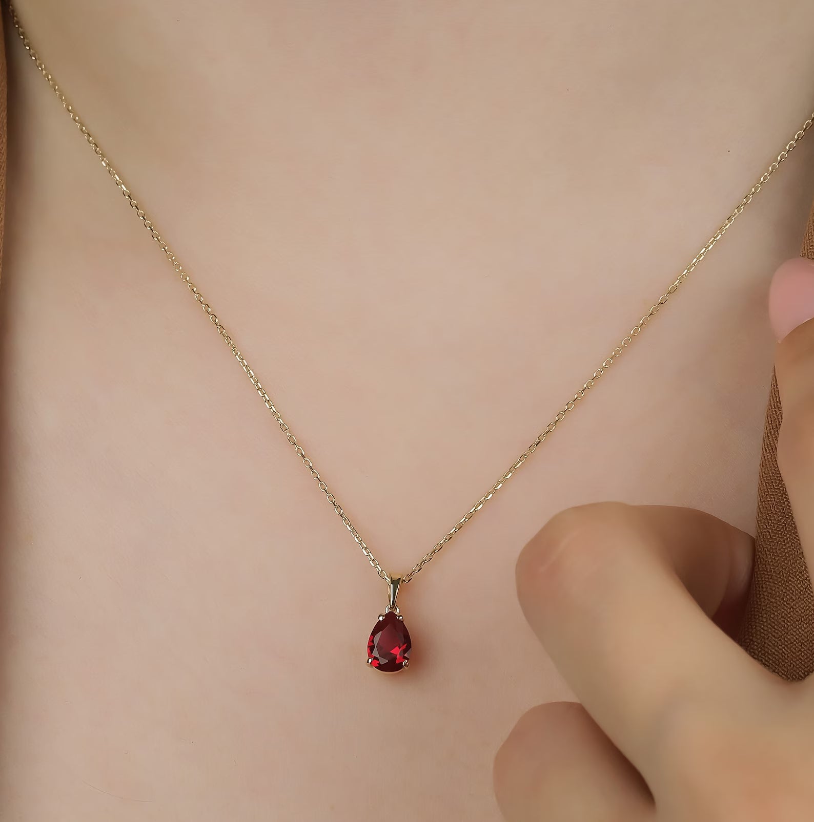 Collar de rubí solitario en forma de pera de oro de 14 quilates