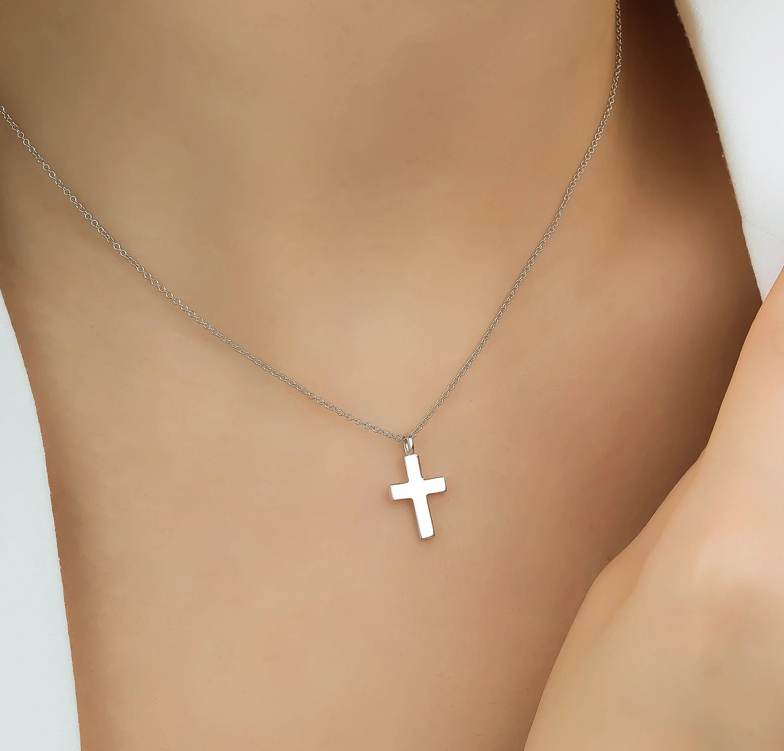 Collier croix minimaliste en or blanc massif 14 carats