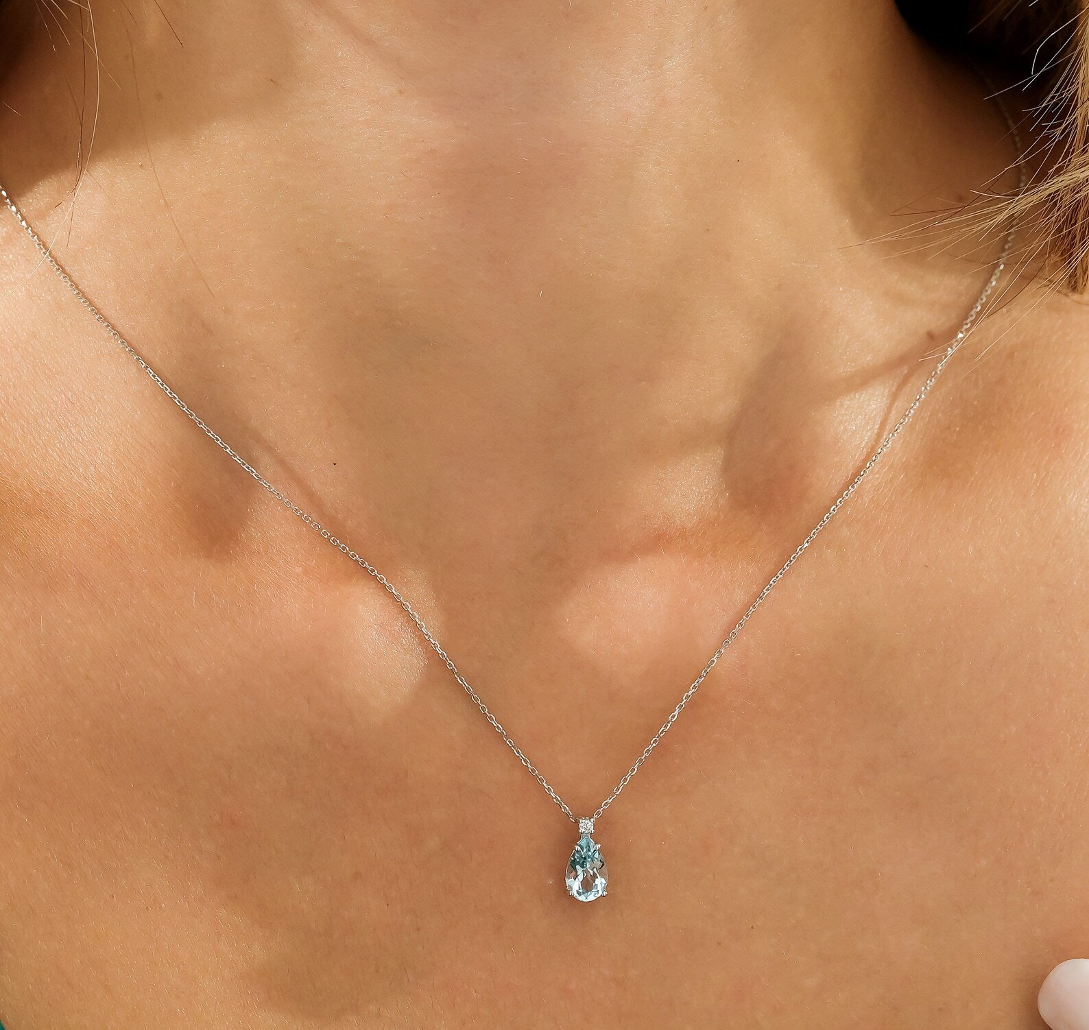 Collier solitaire avec topaze bleue naturelle jaune 14 carats et diamants