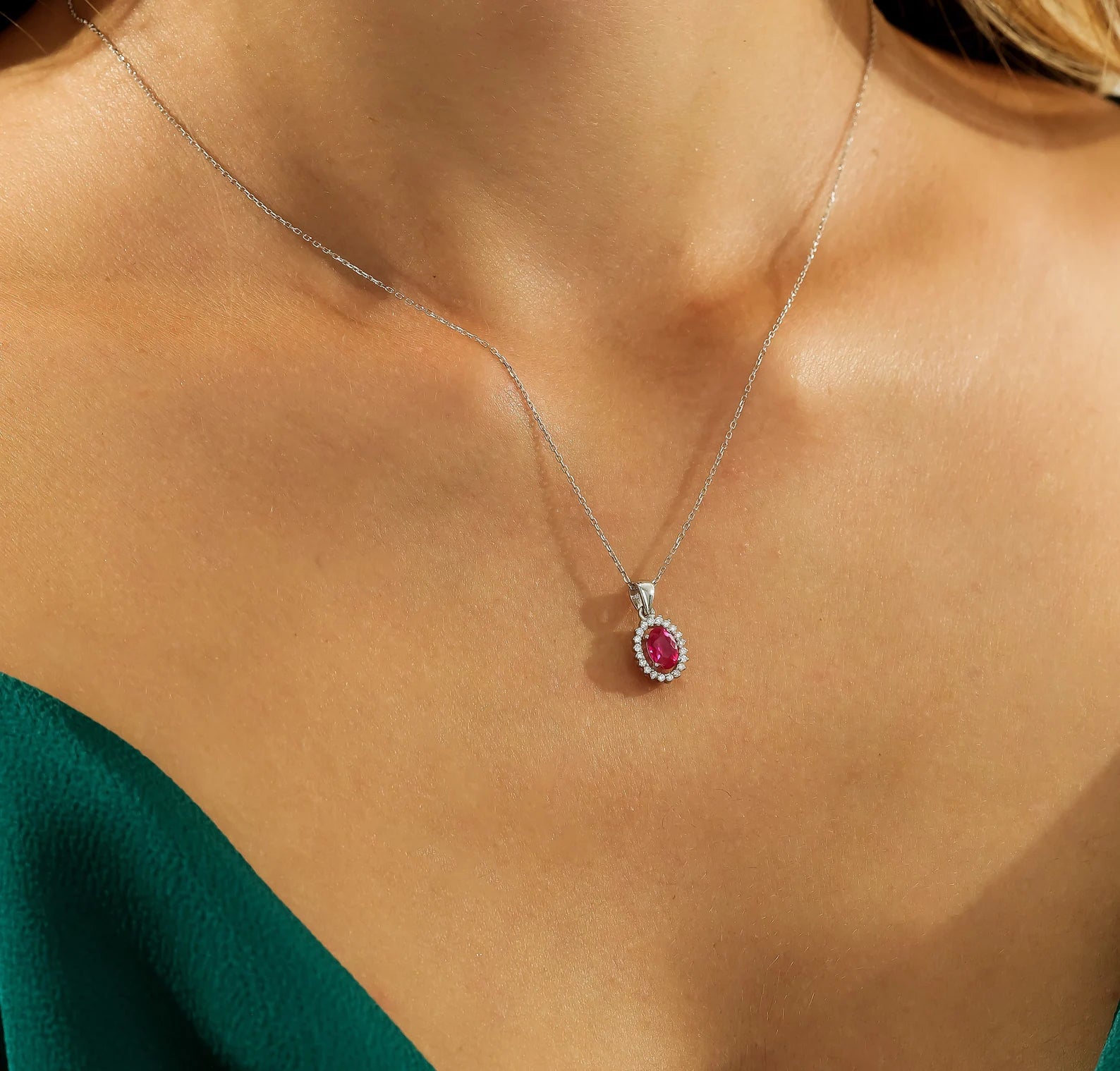 Collier solitaire rubis et diamants en or jaune 14 carats