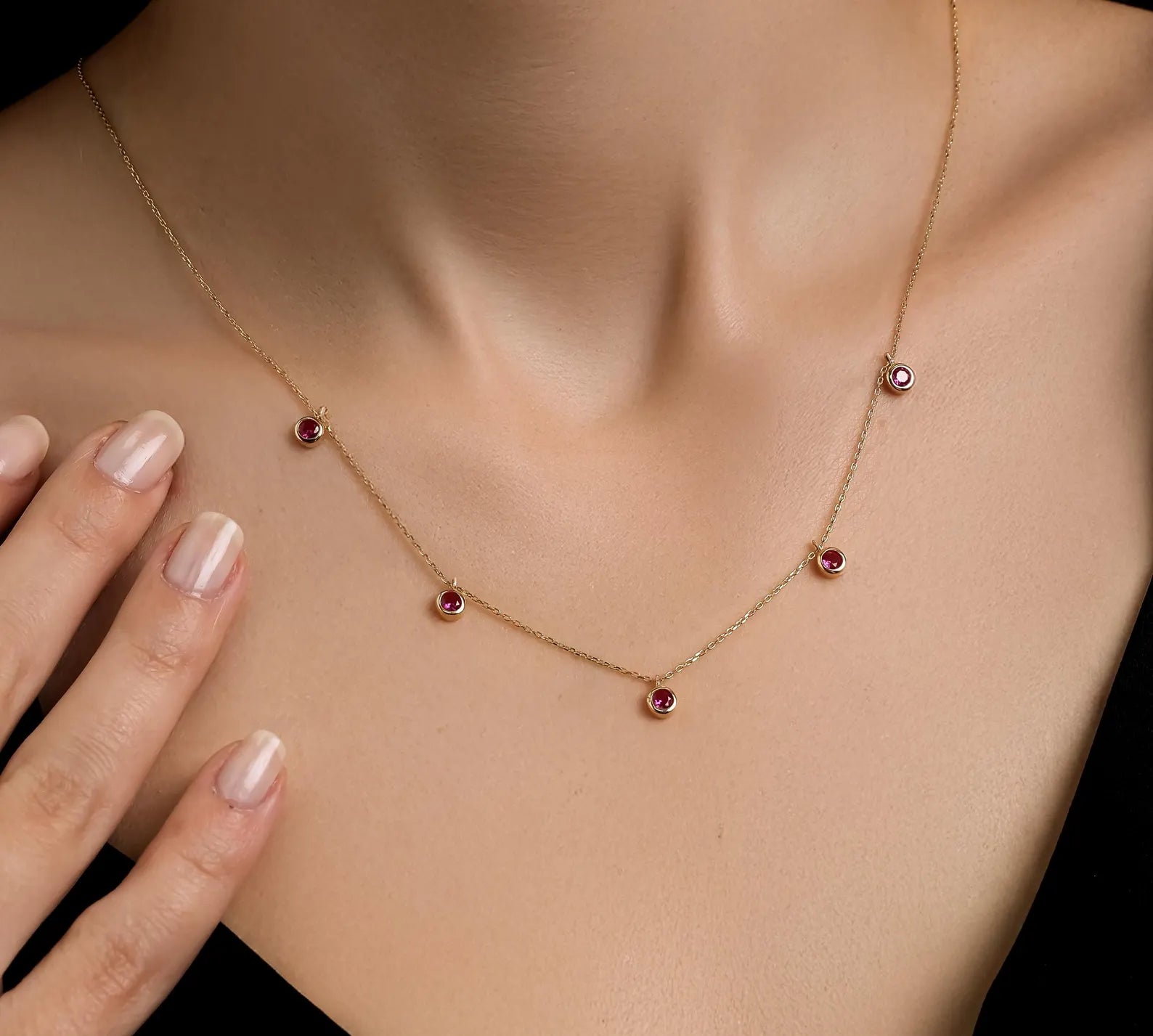 Collar de corazón de esmalte rosa en oro amarillo de 14 quilates