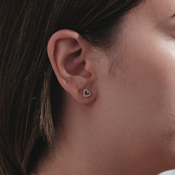 Boucles d'oreilles minimalistes en forme de cœur en or jaune 14 carats