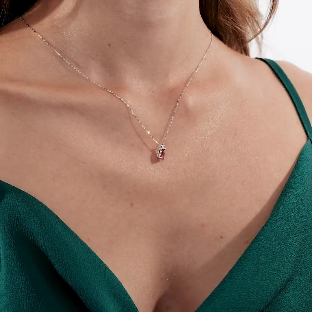 Collar con solitario de diamantes y rubíes en forma de pera de oro blanco de 14 quilates